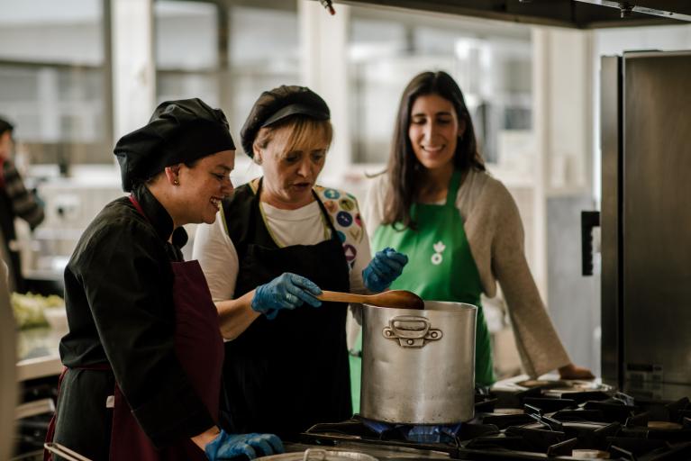 Mujeres cocinando. Cocina restaurante. Formación profesional Acción contra el Hambre empleabilidad