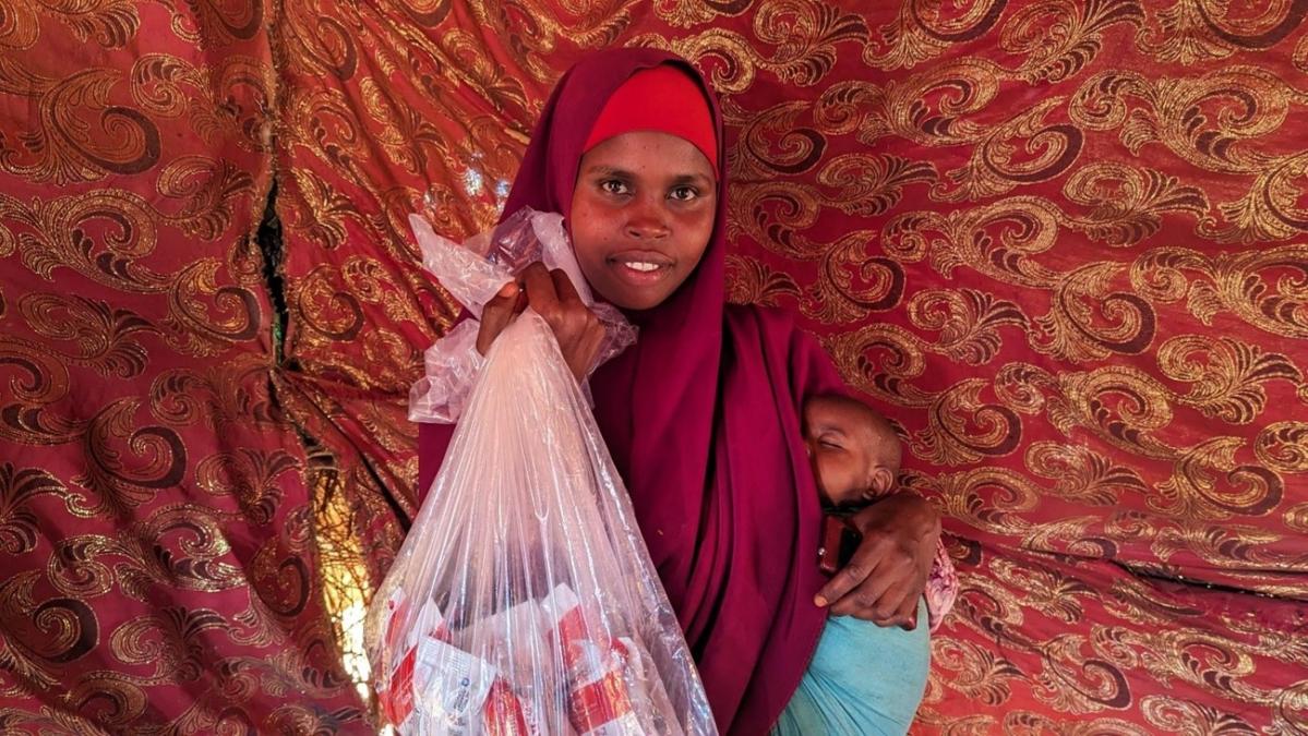 Nadiifo presenta con orgullo pasta de cacahuete para una semana. Con la mejora de la salud de su hija, Nadiifo se ha propuesto iniciar un negocio de lavandería una vez que su pequeña cumpla un año y medio. Foto de Mohamed Adan Maalin para ACF.