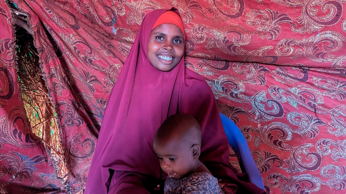 Falastin disfruta de la pasta de cacahuete que le dieron. Su madre está contenta con el progreso que está logrando su hija después de semanas de tratamiento nutricional. Foto de Mohamed Adan Maalim. 